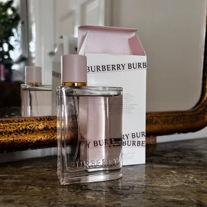 Burberry Her Eau de Parfum 50 ml - Burberry Her Eau de Parfum: Oanvänd, förutom ett sprut för att känna doften- därför priset! Doften är fruktig och blommig med inslag av bär och blommor 🌸 som ni ser på sista bilden 😁Flaskan innehåller 50ml parfym ( budning är okej )