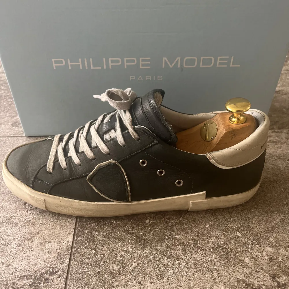 Säljer ett par mörkgröna Philippe Model skor i storlek 41. Det finns box📦och Kvitto 🧾till. Hör av dig om du har fler frågor ‼️😊Nypris som de köptes på är 340€ = 3 700kr som ni kan se på boxen.. Kengät.