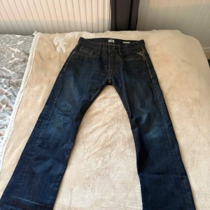 Mörkblå jeans från Replay - Ett par mörkblå jeans från replay, i storlek 32W/32L, hör av er om ni har frågor! Mvh Wilgot 