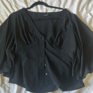 Svart blus  - Jätte fin svart blus men används aldrig,skriv om fler frågor eller bilder.Tryck ej köp nu!:)