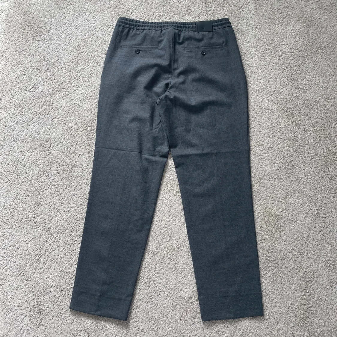 Grå kostymbyxor från J. Lindeberg