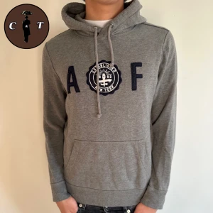 Abercrombie & Fitch Hoode - Abercrombie & Fitch | Skick 9/10 | Nypris 849kr, vårat pris endast 449kr | Storlek M | Svarar gärna på era frågor och funderingar!