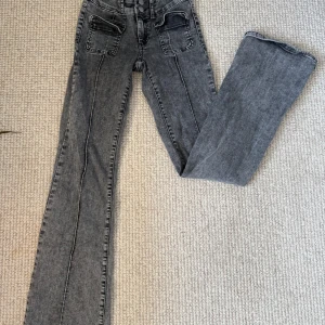 Grå jeans med bootcut - Snygga och trendiga gråa jeans med bootcut med låg midja från nelly med några fina detaljer. Använd några fåtal gånger 🩷