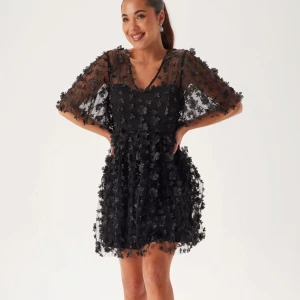 Blommig klänning - Säljer denna klänning från bubbelroom, prislapp kvar, aldrig använd! Ordinarie pris 999kr