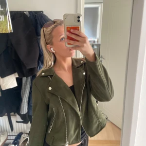 Vårjacka  - Snygg olivgrön mockajacka med dragkedja och silverfärgade detaljer. Jackan är trendig och har krage och långa ärmar. 😻😻 