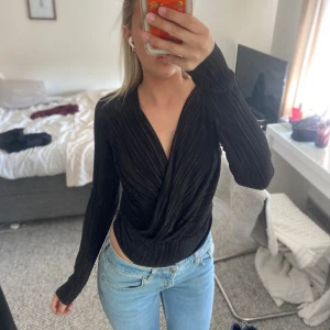 Svart body  - Snygg svart body med lång ärm och v-ringning. Perfekt för festliga tillfällen, så snygg 💋💋
