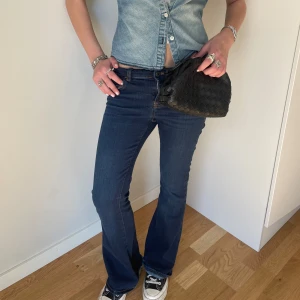 Mörkblå bootcut jeans - Snygga mörkblå bootcut jeans med klassisk femficksdesign och knappgylf samt med en låg midja. Skriv vid frågor om mått mm🤍