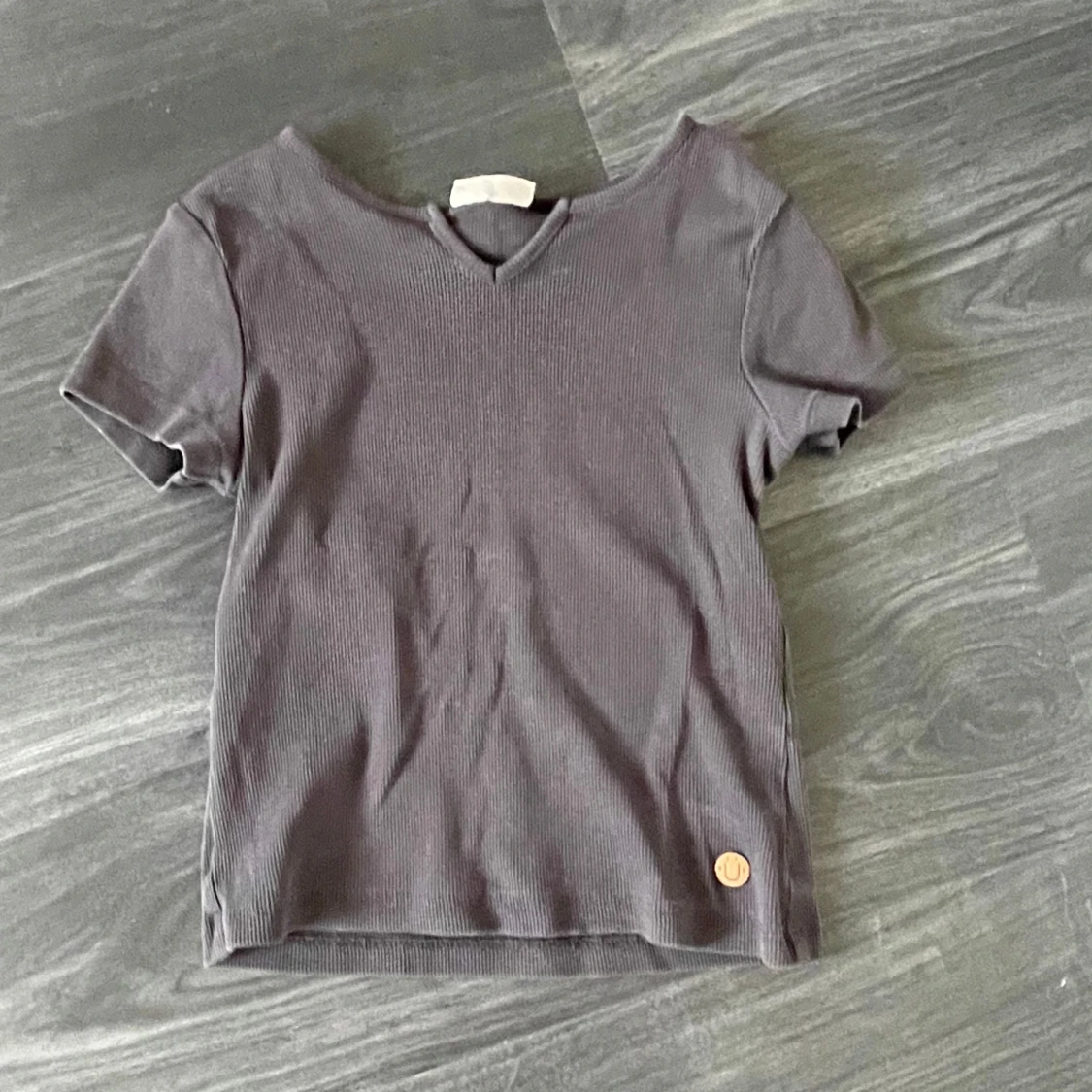 Grå ribbad topp med v-ringning - 1