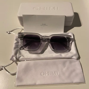 Chimi grey 04 - Tja säljer dessa riktigt feta chimis för 699!! Ny pris 1250, aldrig använda allting är helt nytt inklusive glasögonen kan gå ner lite vid snabb affär