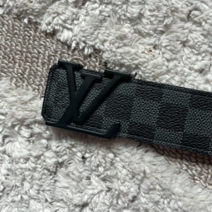 Rutigt bälte - Inte äkta. Har använt ganska så mycket men den är bra. Storlek 120 cm.