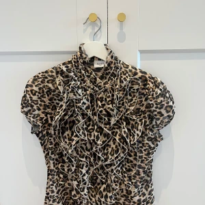 Leopard blus  - Super snygg och trendig leopard blus. Aldrig använd och köpt i Köpenhamn 💞