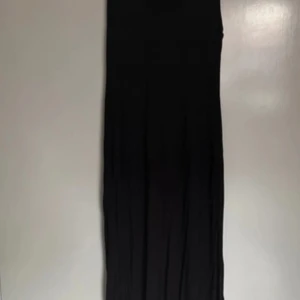 Svart långklänning från H&M Small - Snygg svart långklänning från H&M i ett enkelt och stilrent snitt. Klänningen är ärmlös och passar perfekt för olika tillfällen. Storlek Small, Ytludd finns 