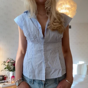 Figursydd randig skjorta - Såå fin randig skjorta! Pösigare över byst och axlar och insydd i midjan🧡