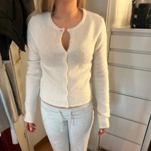 Stickad tröja med knappar - Jätteskön och snygg stickad tröja från Gina tricot, använd max 3 gånger och har inga defekter!❤️