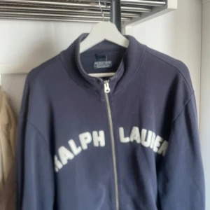 Vintage Ralph Lauren kofta - Säljer nu denna fina vintage Ralph Lauren kofta då den aldrig används. Färg: mörk blå. Storlek: L. Pris: 350kr