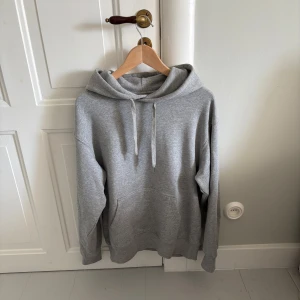 Grå hoodie - Säljer nu en grå hoodie från Arket | Bra skick, 8/10  (använd fåtal gånger) | Storlek: S | Tags finns | Nypris: 800kr | Hör av er vid minsta lilla fundering! | A&Wfashion 🌟🙌🏻