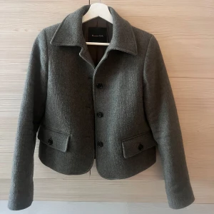 Jacka, Massimo Dutti - Grå fin jacka från Massimo Dutti, fåtal gånger använd. Köpt oktober 2024, nypris 1800kr. 