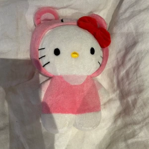 Rosa Hello Kitty björn gosedjur - Liten söt Hello Kitty gosedjur i rosa björndräkt från Sanrio köpt på H&M 