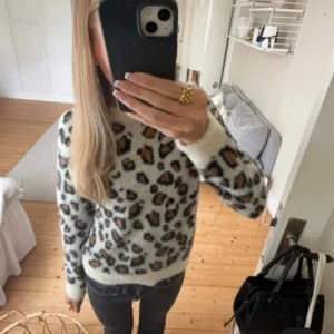 Leopardmönstrad tröja  - Trendig leopardmönstrad tröja. Långa ärmar och bekväm passform💕. Bilden är lånad. 