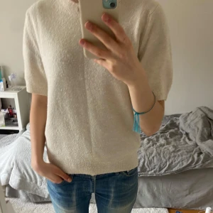 Beige kortärmad tröja - Säljer en stickad beige tshirt med korta ärmar. .