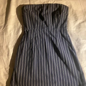 Randig bandeu klänning! - Super fin blå och vit randig bandeu klänning! Super fin inför sommaren💞 Säljer då den är för liten för mig tyvärr!