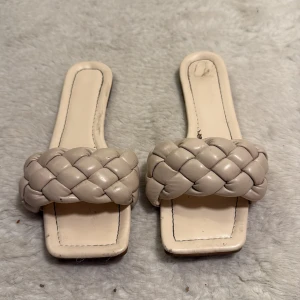 Beige sandaler med flätad rem - Jättefina tofflor perfekta för värmen!