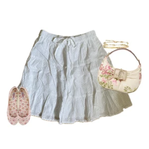 Sommarkjol med volanger - Jätte söt kjol med volanger, använd få gånger. Resår i midjan, snöret går ej att dra åt!    ★ Storlek: S (kan funka som M)  ★ Skick: 10/10  ★ Referens: går ungefär till knäna på mig som är 170