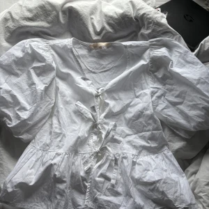 Vit topp - Aldrig använt köptes för en vecka sedan. Pernilla Wahlgrens kollektion 