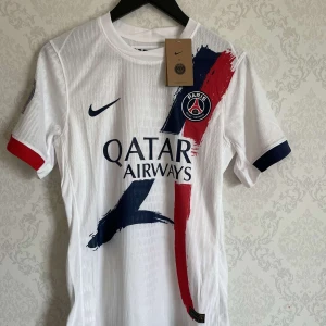 PSG Barcola 24/25 Bortatröja - PSG Barcola 24/25 Bortatröja. Helt ny med prislapp kvar. Storlek S.