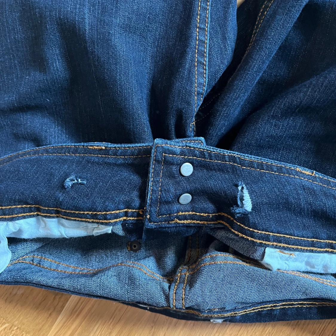 Mörkblåa lågmidjade jeans!!  - 3