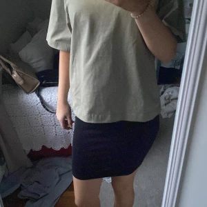 Svart tight kjol - Snygg svart tight kjol som passar perfekt för en stilren look. Kjolen är kort och smidig att matcha med olika toppar. Perfekt för både vardag och festliga tillfällen.
