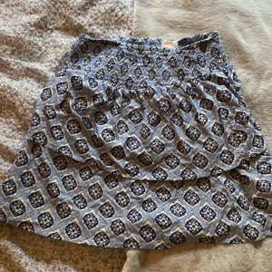 Blå kjol - Säljer en snygg mönstrad kjol från Gina Tricot i blå och vit. Har bara används 2 gånger💕🩷