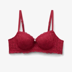 Röd spets-bh från Intimissimi  - Snygg röd bh i spets med justerbara axelband. Perfekt för en elegant look med fina spetsdetaljer som ger en romantisk känsla. Bekväm och stilren design. Storlek 85C