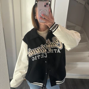 Svart/vit bomberjacka - Cool jacka perfekt för våren🖤 aldrig använd, helt ny!
