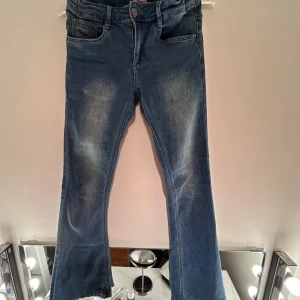 Blå jeans från D-XEL - Snygga blå jeans från D-XEL med bootcut-stil. De har en klassisk femficksdesign och justerbar midja för perfekt passform. Perfekta för en avslappnad look. Kontakta mig om det är något. Köparen står för frakten💞
