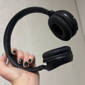 Jbl hörlurar  - Fått i percent men knappt andvänts hör av er vid frågor och pris kan ändras vid en snabbt köp💓