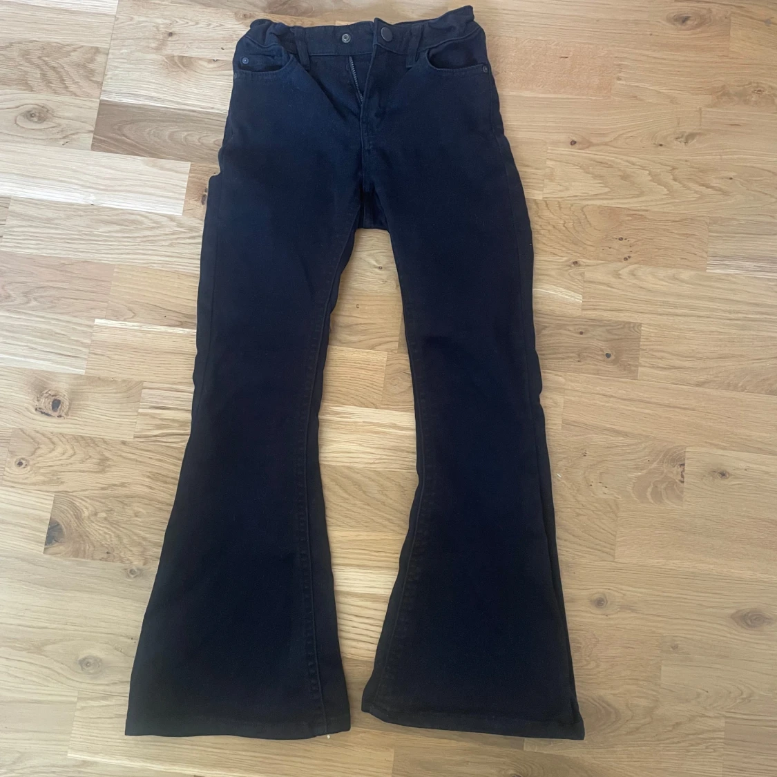Svarta bootcut jeans från Lindex