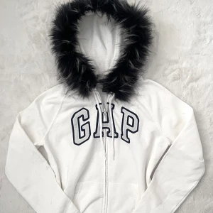 gap fur lined zip up - ♡ handsydd därav fast pris! ♡ i fint skick, enda nackdelarna är att päls fastnar på  koftan (vilket går att borsta bort) samt att tråd syns på luvan.  ♡ endast handtvätt då tvättmaskin + torktumlare förstör pälsen!  
