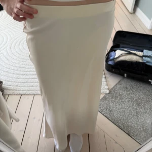 Silkes kjol - Krämvit silkes/satin kjol från zara! Lite genomskinlig. Några få fläckar som man absolut nt tänker på. Orginal pris 400
