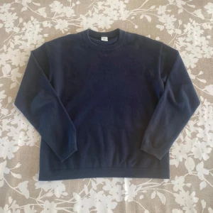 Mörkblå tröja  - Säljer en stilren mörkblå tröja. Tröjan har en klassisk design med rund hals och långa ärmar. Perfekt för en avslappnad och bekväm stil.