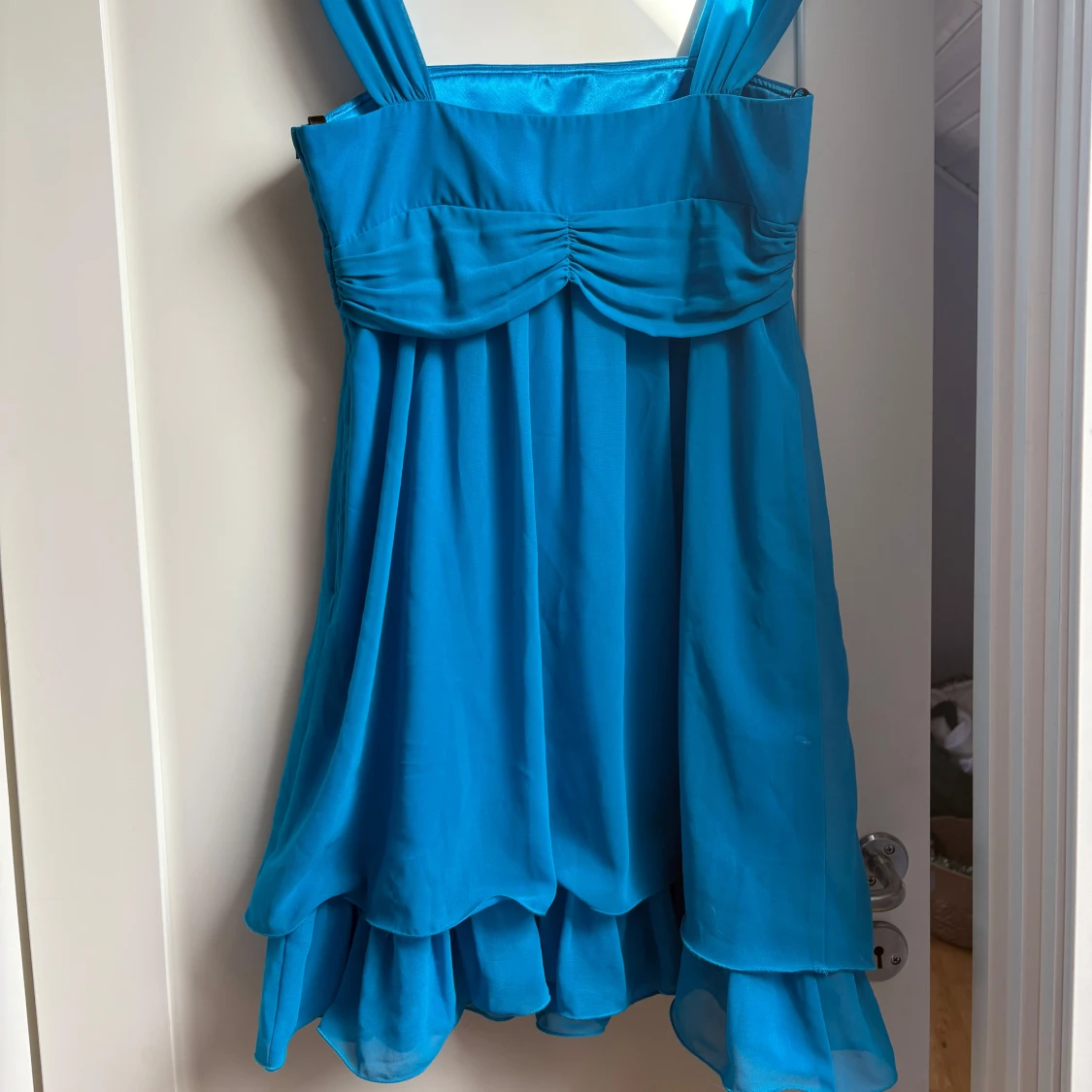 Blå klänning med volangdetaljer - 1