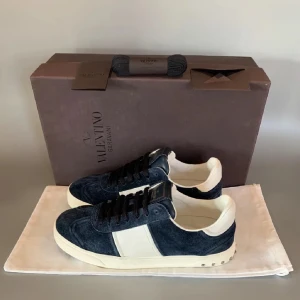 Valentino Garavani Flycrews. - Tja! Säljer nu dessa Flycrews, skorna är i väldigt bra skick 9/10 och bara använda någon gång. Anledning passar inte mig. Storlek: 39,5 men passar upp till 40-41. Allt följer med tveka inte att höra va er vid minsta lilla fråga! 