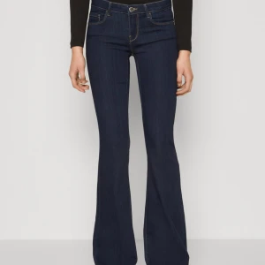 SÖKER DESSA FRÅN ONLY - söker dessa lågmidjade bootcut jeans från märket ONLY, i storlek M/L34!!!!! 