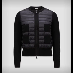 Moncler cardigan  - Storlek S men sitter som en Xs