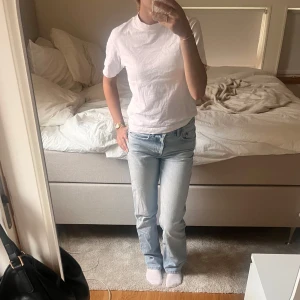 Ljusblå jeans - Ljusblåa jeans med mid rise midja från Zara. Storlek 34