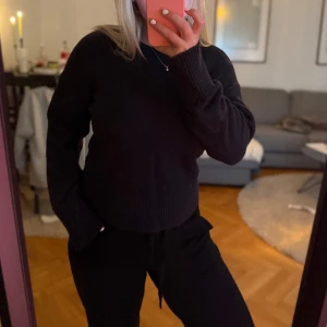 Stickad tröja  - Säljer min stickade fina mörkblåa tröja från &otherstories som inte används. Jätte fin och använd fåtal gånger. Pris kan diskuteras💓