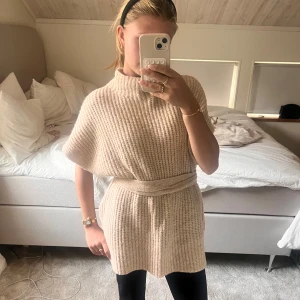 Beige poncho  - Beige poncho med skärp som man kan knyta hur man vill. Onesize💕