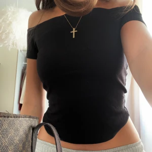 Svart offshoulder topp från BikBok - Säljer denna svarta offshoulder topp från BikBok i storlek XS. Passar verkligen till vilken underdel som helst och är perfekt nu till sommarn! Skriv om ni har frågor💞