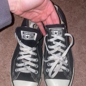 Converse all star - Klassiska svarta Converse All Star sneakers.  Perfekt för en avslappnad och stilren look.  Bekväma och tidlösa.  Storlek 42. Bara att skriva vid direkt köp.   Fraktas eller hämtas på plats i Västerås