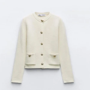 Beige kofta från Zara - Snygg beige kofta från Zara med guldknappar och rund halsringning. Den har en croppad passform och långa ärmar. Perfekt för att ge en stilren look till din outfit. Stickat material. Knappt använd samt svår att få tag i (slutsåld) därav priset, det kan dock diskuteras (Nypris 499kr). Strl Xs/S 💕